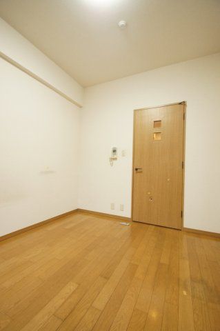 【寝室】　「落ち着いた色の床材を使用したお部屋です」