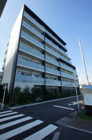 【建物外観】　京急大師線「小島新田駅」徒歩9分のマンションです。