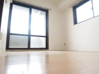 【居間・リビング】　落ち着いた色合いの床材を使用した居住空間です。 