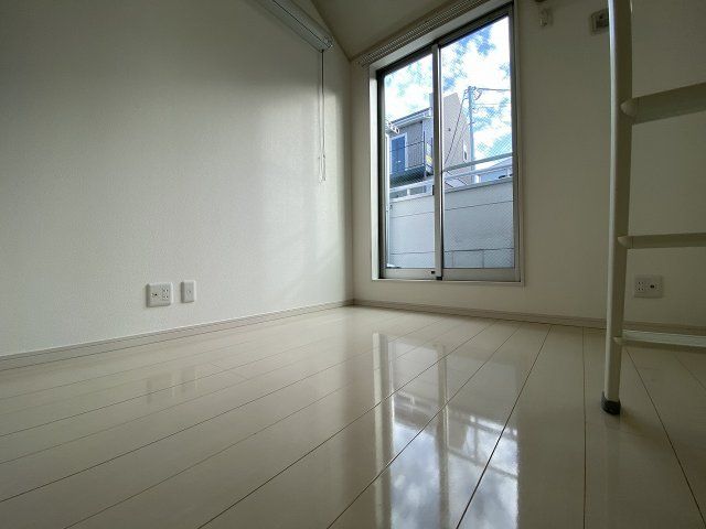 【居間・リビング】　明るい色の床材を使用したお部屋です
