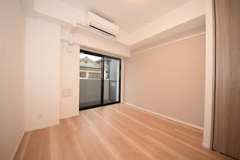 【居間・リビング】　落ち着いた色合いの床材を使用した居住空間です。