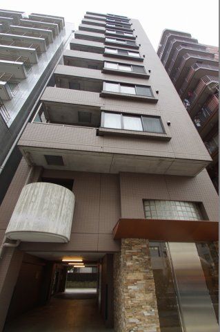 【建物外観】　JR京浜東北線「鶴見」駅より徒歩5分のマンションです。
