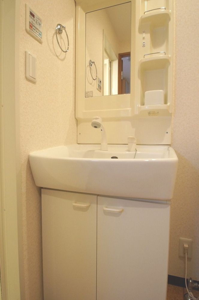 【洗面所】　「あると便利な独立洗面台です」