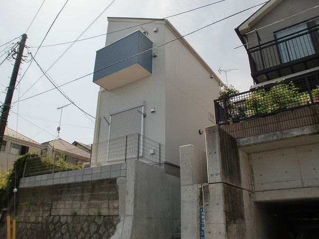 【建物外観】　2012年4月築のアパートです。
