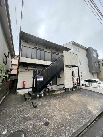 【建物外観】　京急大師線「鈴木町駅」徒歩7分のマンションです。