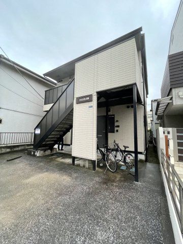 【建物外観】　京急大師線「鈴木町駅」徒歩7分のマンションです。