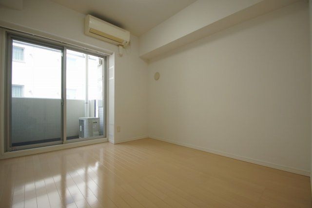 【居間・リビング】　明るい色の床材を使用した居住空間