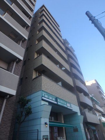 【建物外観】　八丁畷駅徒歩５分の駅近マンションです。