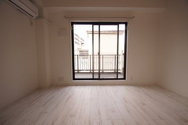 【居間・リビング】　明るい床材を使用したお部屋です