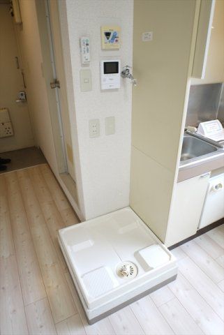 【その他設備】　防水パン付き室内洗濯機置場