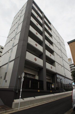 【建物外観】　京急線「子安」駅より徒歩3分のマンションです。