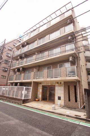 【建物外観】　「横浜駅から徒歩５分の好立地マンションです。」