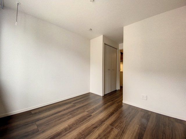 【その他部屋・スペース】　落ち着いた色の床材を使用したお部屋です。