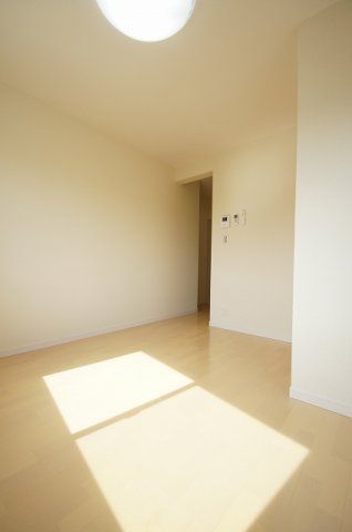 【寝室】　「落ち着いた色合いの床材を使用した居住空間」