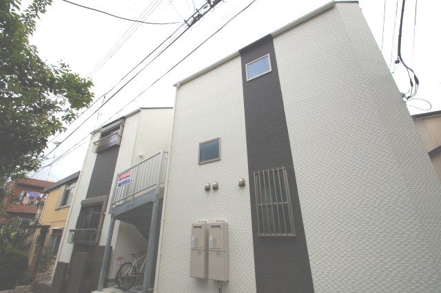 【建物外観】　東急東横線「大倉山」駅より徒歩7分の築浅アパートです。