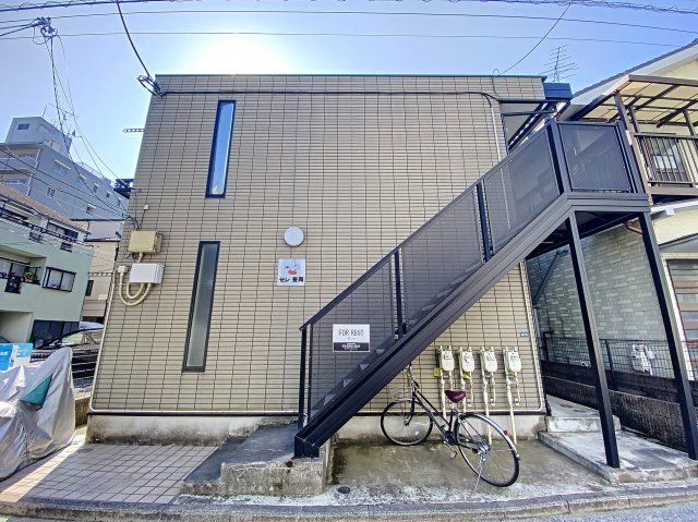 【建物外観】　京浜東北線「鶴見駅」徒歩5分の駅近アパートです。