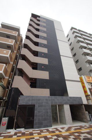 【建物外観】　神奈川新町駅徒歩3分のマンションです。