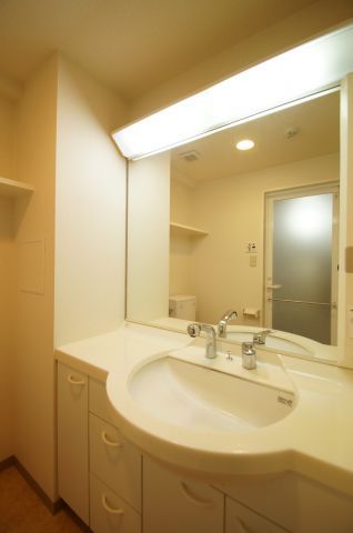 【洗面所】　鏡が大きい独立洗面台