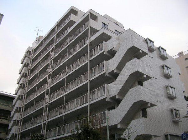 【建物外観】　石川町駅徒歩5分のマンションです