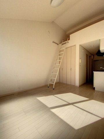 【寝室】　「優しい色合いの床材を使用した居住空間」