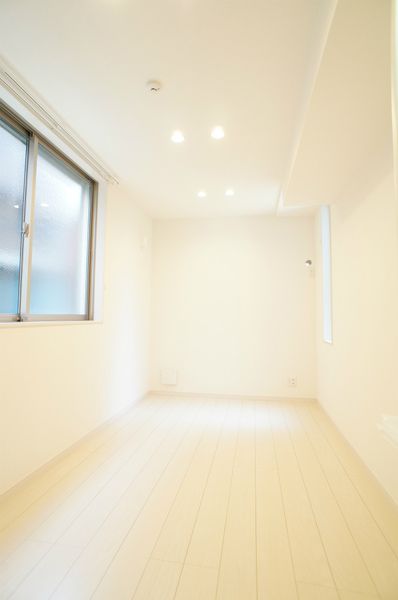 【寝室】　「優しい色合いの床材を使用した居住空間」