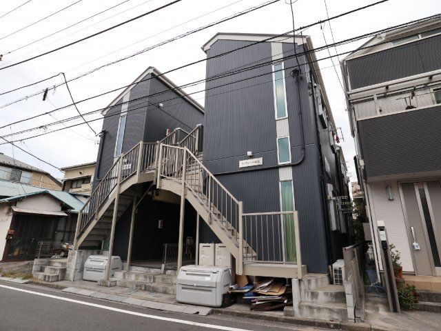 【建物外観】　京浜急行本線「鶴見市場駅」徒歩2分のアパートです。