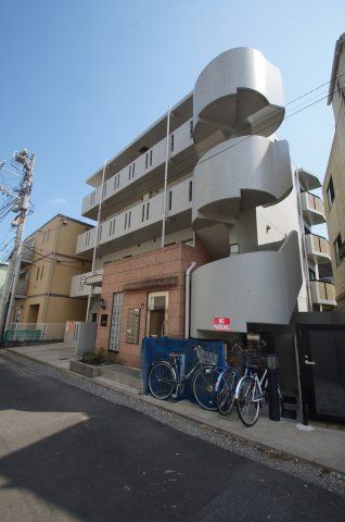 【建物外観】　三ツ沢上町駅徒歩2分のマンションです。
