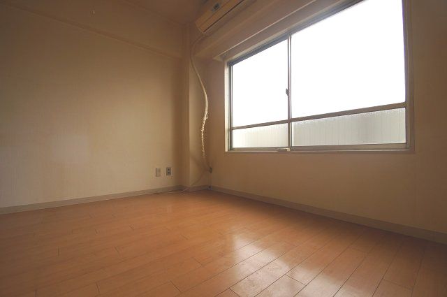 【居間・リビング】　落ち着いた色合いの床材を使用した居室