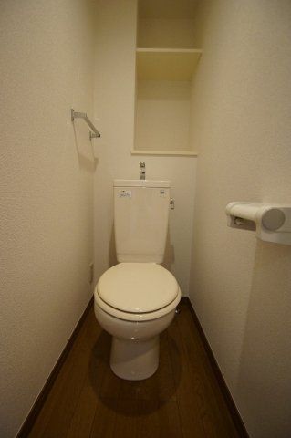 【トイレ】　個室タイプのトイレです。