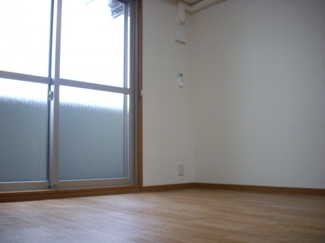 【寝室】　落ち着いた色合いの床材を使用した居住空間