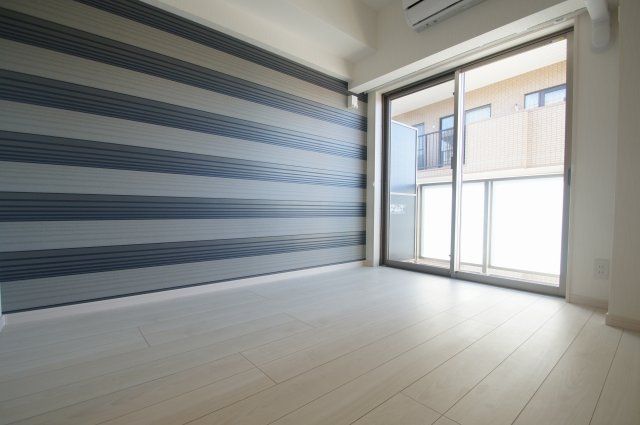 【居間・リビング】　優しい色合いの床材を使用した居住空間