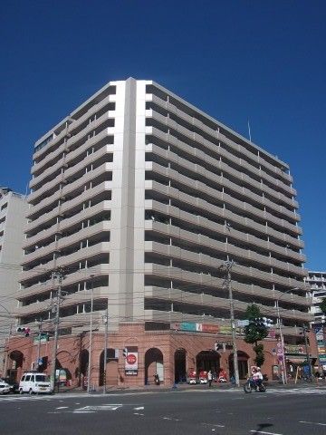 【建物外観】　横浜駅徒歩7分のマンションです。