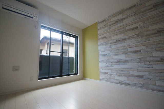 【居間・リビング】　優しい色合いの床材を使用した居住空間です。