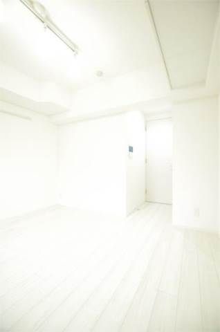 【寝室】　優しい色合いの床材を使用した居住空間です。