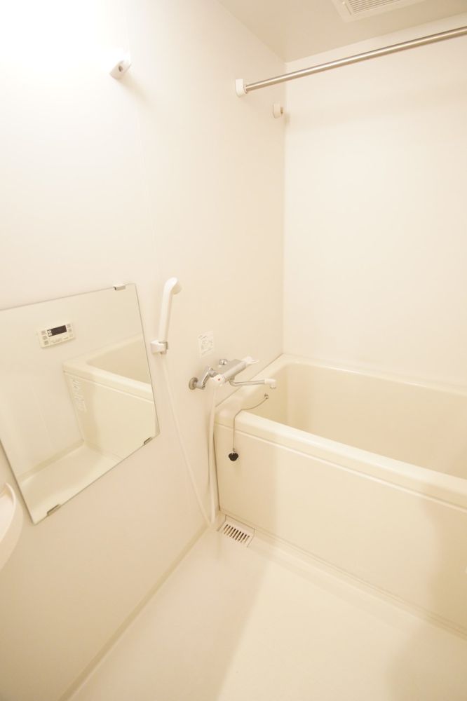 【バス】　雨の日のお洗濯物にも便利な浴室乾燥機能付きのバスルームです