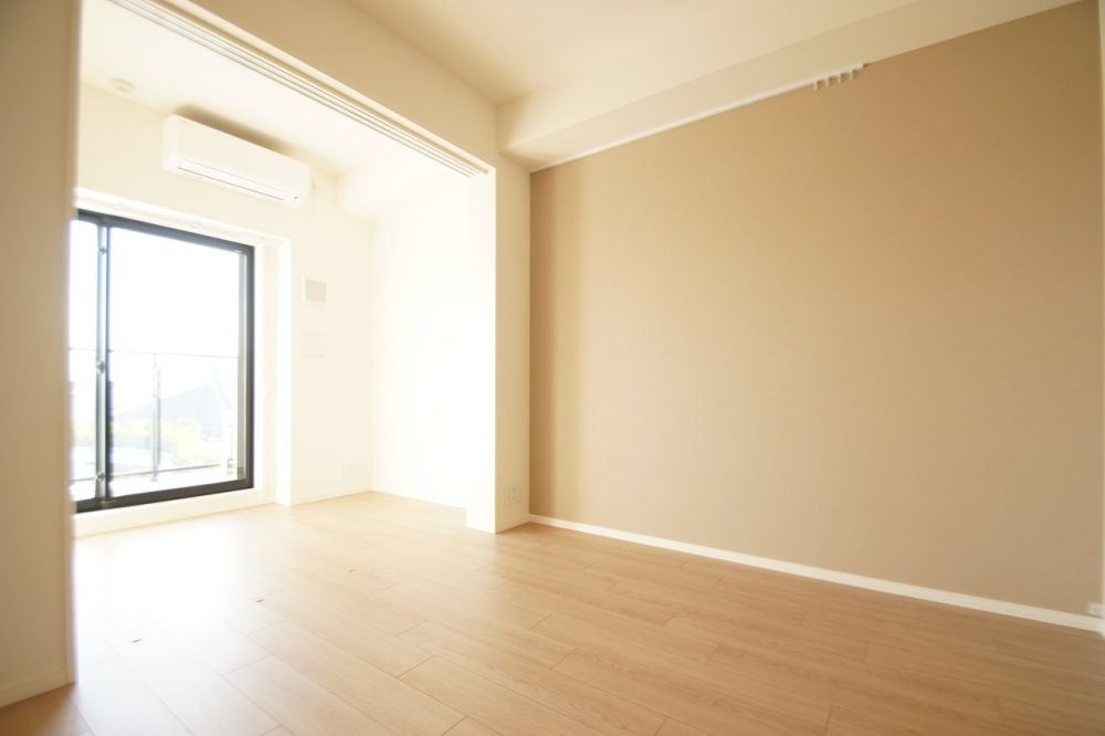 【寝室】　「清潔感あふれる床材を使用した居室です」 