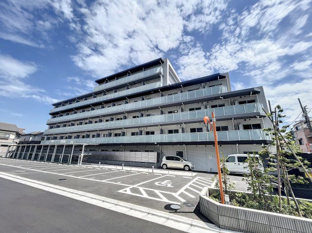【建物外観】　京急大師線「川崎大師駅」徒歩8分の新築マンションです。