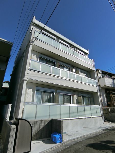 【建物外観】　横須賀線「新川崎駅」徒歩14分のマンションです。