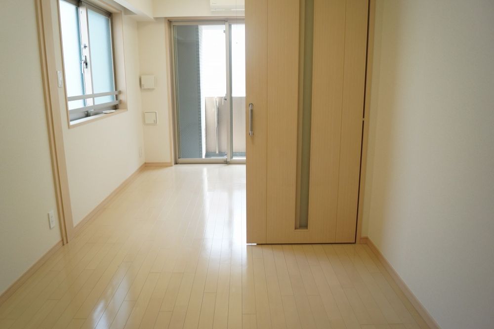 【居間・リビング】　「優しい色合いの床材を使用した居住空間」