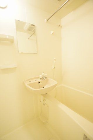 【バス】　雨の日のお洗濯物にも便利な浴室乾燥機能付きのバスルームです