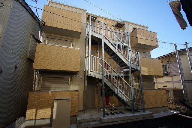 【建物外観】　子安駅徒歩4分のアパートです。