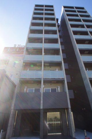 【建物外観】　石川町駅徒歩2分の築浅マンションです
