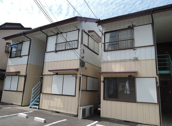 【建物外観】　相鉄線「二俣川」駅より徒歩10分のアパートです