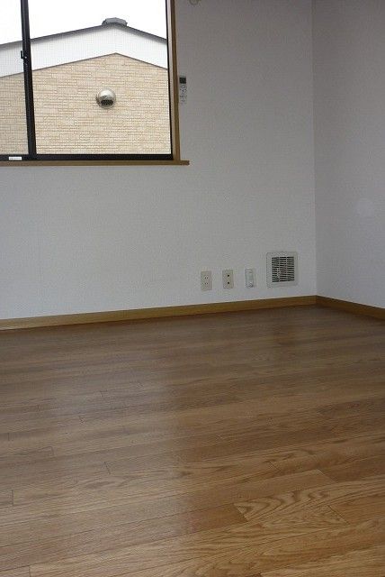 【居間・リビング】　「床は清掃のしやすいクッションフロアです」