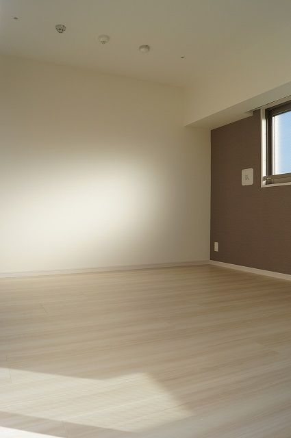 【寝室】　「落ち着いた色合いの床材を使用した居住空間」