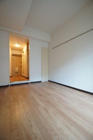 【寝室】　落ち着いた色合いの床材を使用した居住空間