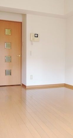 【寝室】　落ち着いた色合いの床材を使用した居住空間です。