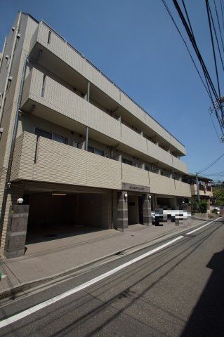 【建物外観】　京急本線「梅屋敷」駅より徒歩8分のマンションです