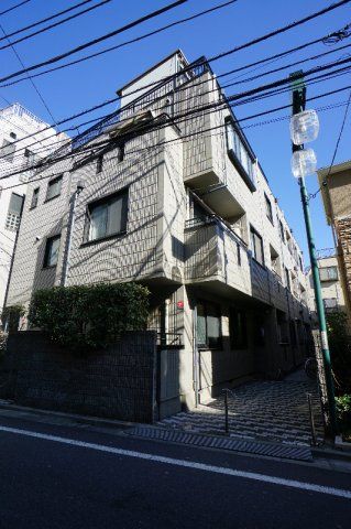 【建物外観】　京急本線「梅屋敷」駅より徒歩1分のマンションです