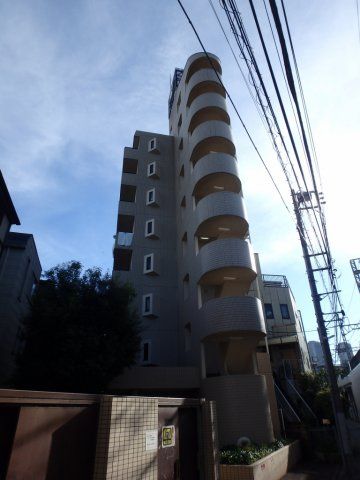 【建物外観】　新丸子駅まで徒歩7分のマンションです